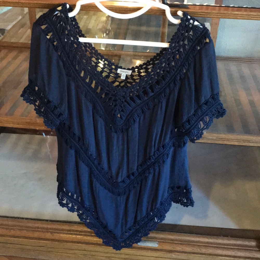 Size small cute top! Looks great with tank under.
